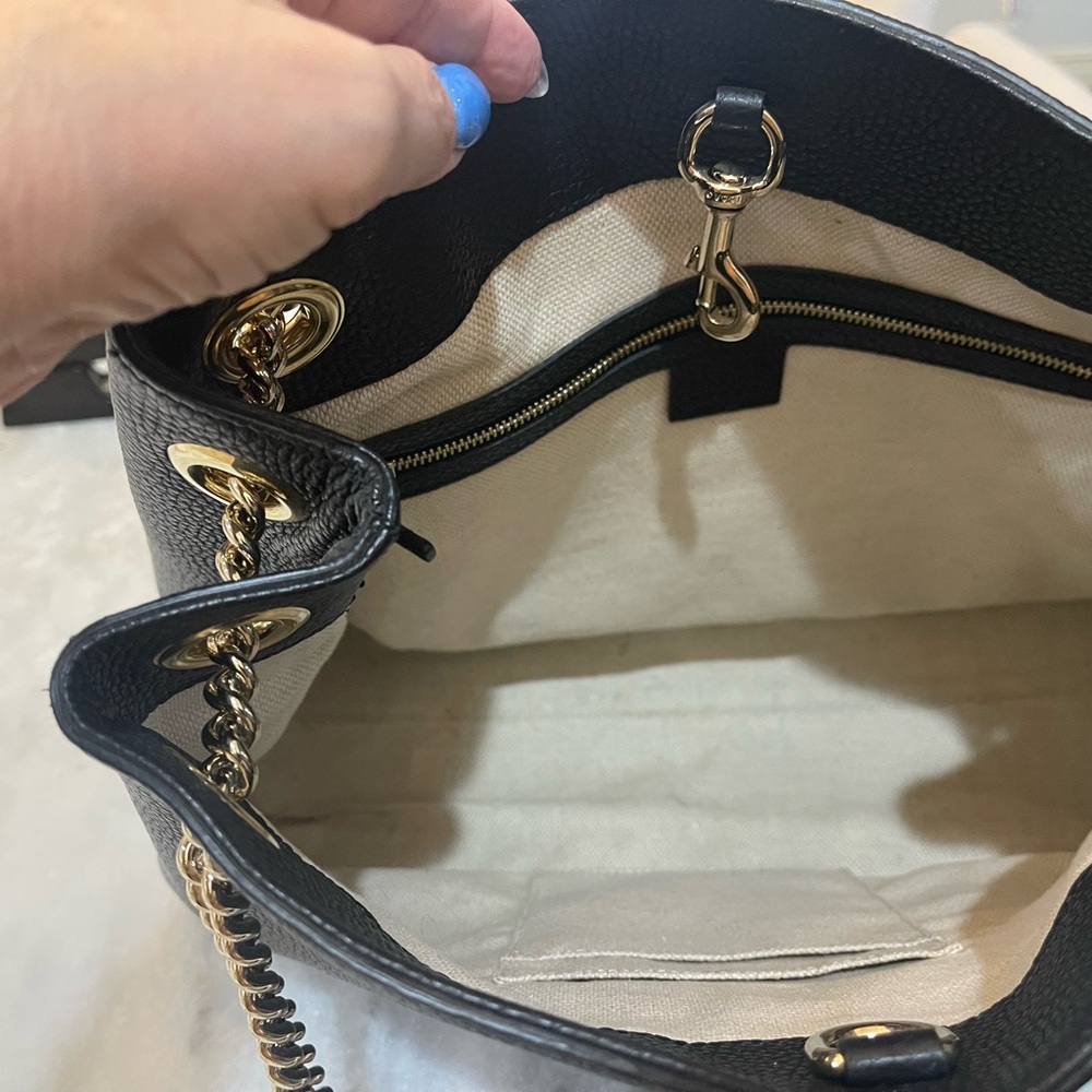 Gucci Black Pebbled Leather Shoulder Bag with Gold Chain - Picture 3 of 7